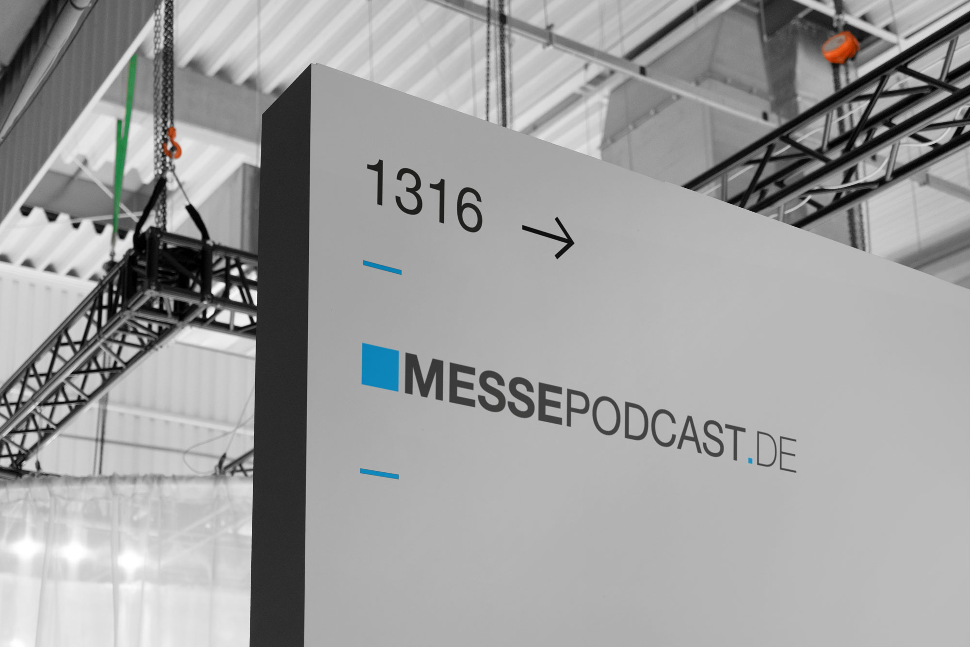 Messepodcast Wegweiser auf einer Messe